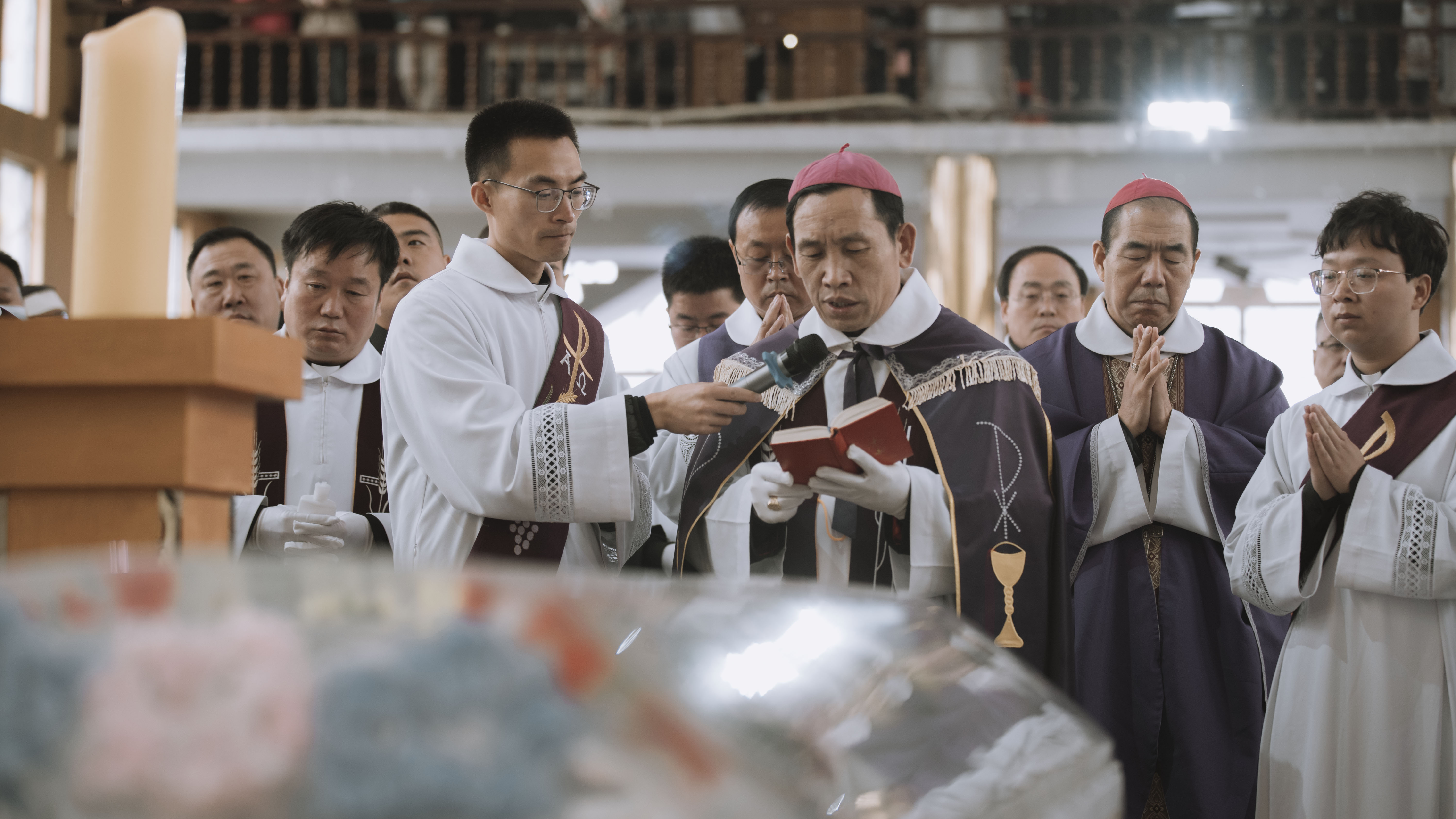 教区副主教朱喜乐神父向大家宣读前来吊唁,发送唁电,敬献花圈,敬献