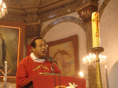 李山主教在弥撒中讲道.