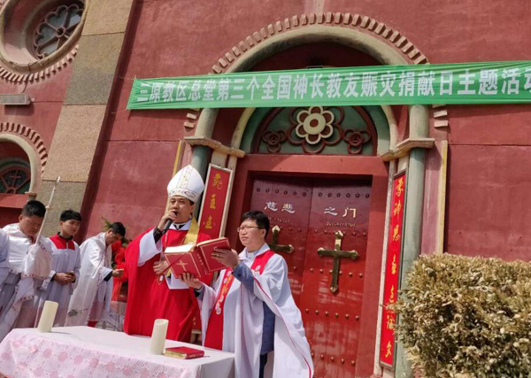 在圣堂正门中央广场前,由教区韩英进主教主礼,祝圣了当日排放整齐的绿