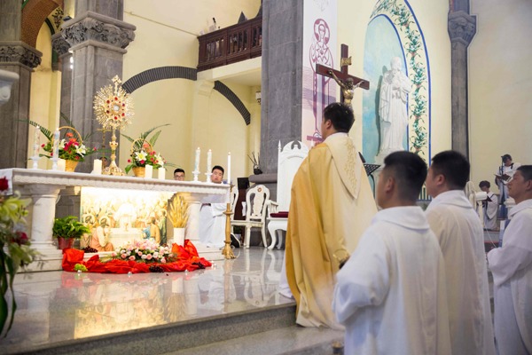 山东:济南教区洪家楼主教座堂在基督圣体圣血节举行圣体游行礼和读经