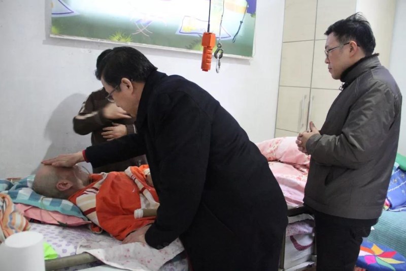 山西:太原教区孟宁友主教带领教区社服中心,慰问教区神职人员父母