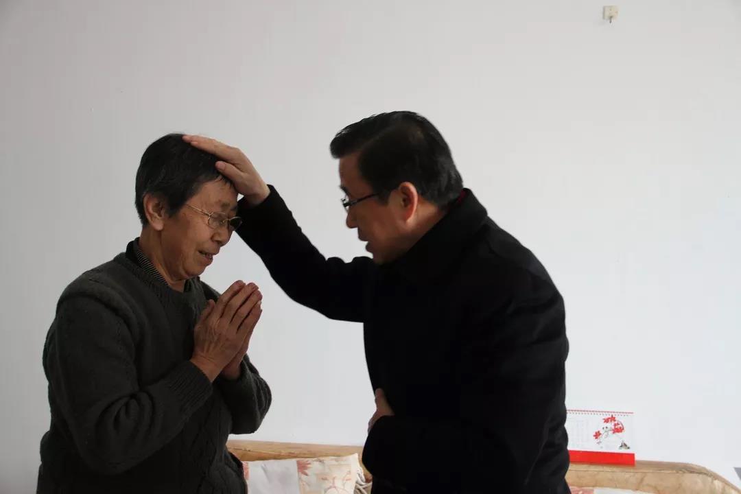 山西:太原教区孟宁友主教带领教区社服中心,慰问教区神职人员父母