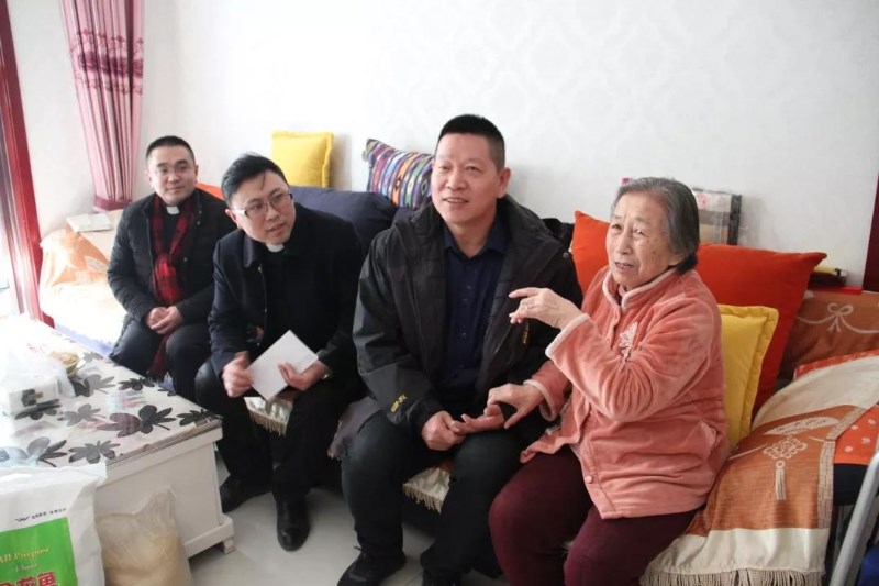 山西:太原教区孟宁友主教带领教区社服中心,慰问教区神职人员父母
