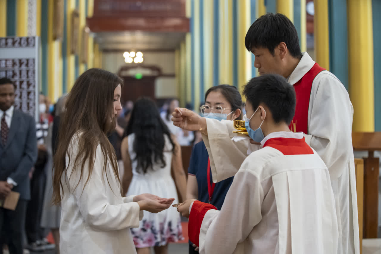 北京教区 | 李山主教在圣神降临节为教友施行坚振和初领圣体圣事 - 万有真原