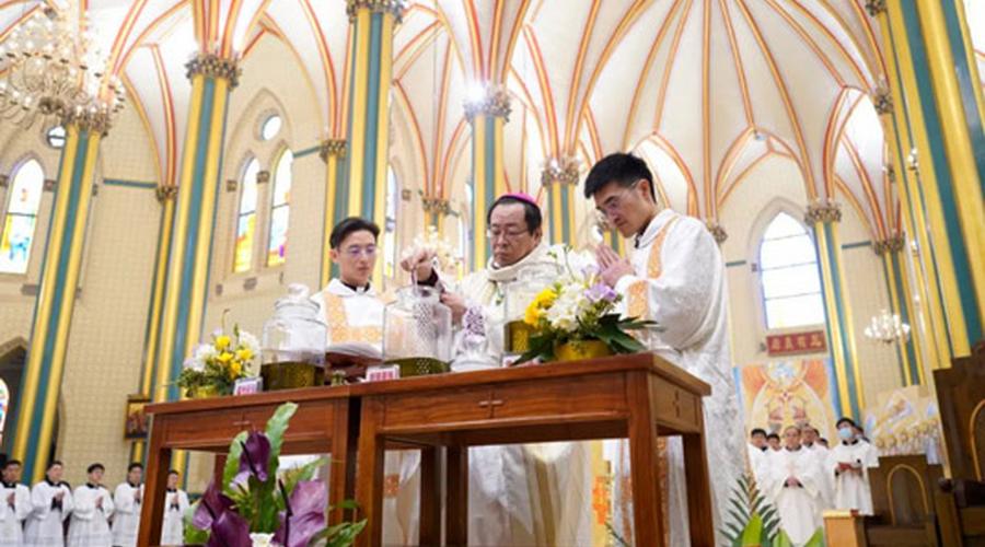 北京教区李山主教主持祝圣圣油弥撒