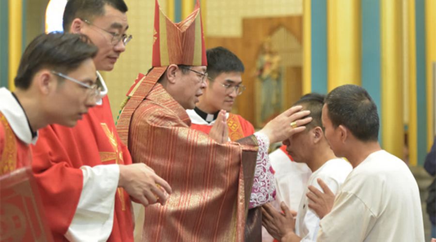 李山主教主持圣神降临节弥撒并为教友施行坚振和圣体圣事